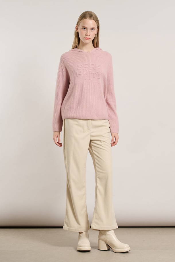 [25WT] 세렌디피티 후드 홀가 풀오버 - PINK A5WAK42222는 부드러운 니트 소재의 여성용 홀가먼트 후드 풀오버입니다. 핑크 컬러의 이 제품은 가을, 겨울 시즌에 어울리며, 캐주얼하고 베이직한 스타일을 연출합니다. 레귤러핏과 긴 소매 기장으로 편안함을 더했으며, 두꺼운 두께감으로 따뜻하게 착용할 수 있습니다. 집콕룩, 산책룩에 활용하기 좋으며, 미니멀한 스타일을 선호하는 분들께 추천합니다. 세렌디피티 시리즈로 출시되어, 높은 퀄리티와 디자인을 자랑합니다.
