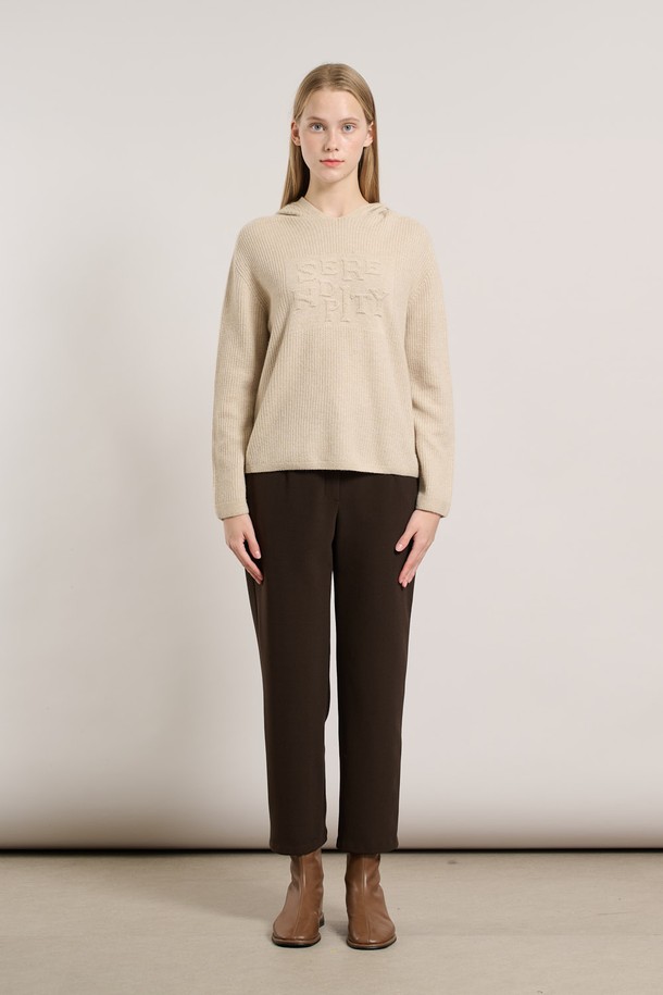 [25WT] 세렌디피티 후드 홀가 풀오버 - LIGHT BEIGE A5WAK42271는 여성용 상의 니트/스웨터입니다. 라이트 베이지 컬러의 레귤러핏 후드 풀오버 스타일로, 부드러운 니트 소재의 홀가먼트 디자인이 특징입니다. 가을, 겨울 시즌에 어울리는 두꺼운 두께감으로 따뜻하게 착용할 수 있으며, 베이직하고 캐주얼한 스타일을 연출합니다. 긴 소매 기장으로 편안함을 더하여 일상복으로 활용하기 좋습니다.
