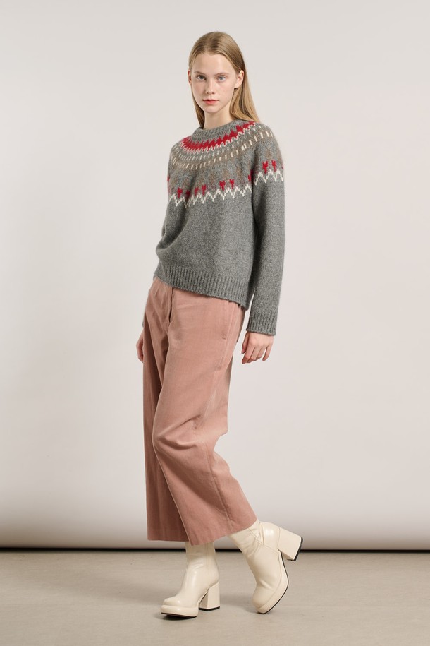 [25WT] 노르딕 클로크 라쿤 풀오버 - DARK GRAY A5WBK43117는 여성용 니트/스웨터입니다. 다크 그레이 컬러의 레귤러핏 라운드넥 풀오버로, 가을과 겨울에 따뜻하게 착용할 수 있습니다. 촘촘한 노르딕 패턴과 부드러운 울 소재, 라쿤 퍼 디테일이 특징이며, 캐주얼 스타일에 잘 어울립니다. 두께감이 있는 긴 소매 디자인으로 포근한 착용감을 선사합니다.
