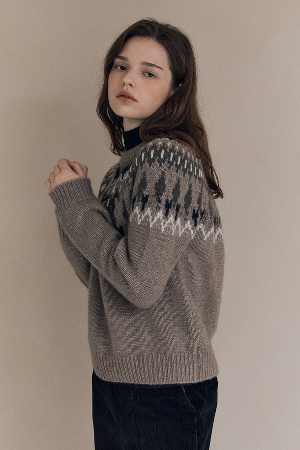 [25WT] 노르딕 클로크 라쿤 풀오버 - DARK BEIGE A5WBK43173는 부드러운 촉감의 울과 라쿤 소재로 제작되어 가을, 겨울 시즌에 따뜻하게 착용할 수 있는 여성용 니트/스웨터입니다. 다크 베이지 컬러에 노르딕 패턴이 더해져 캐주얼하면서도 베이직한 스타일을 연출합니다. 레귤러핏 터틀넥 디자인과 긴 소매 기장으로 보온성을 높였으며, 풀오버 스타일과 라쿤 퍼 디테일이 특징입니다. 두꺼운 두께감으로 포근함을 더하여 일상에서 편안하게 즐기기 좋습니다.
