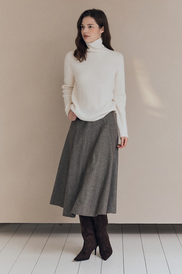 아이보리 컬러의 [25WT] 카멜 폴라 풀오버는 여성스러움을 강조하는 니트/스웨터입니다. 부드러운 울 소재로 제작되어 가을과 겨울, 두 계절 동안 따뜻하게 착용할 수 있습니다. 베이직하고 미니멀한 스타일로 어떤 룩에도 잘 어울리며, 레귤러 핏과 긴 소매, 터틀넥 디자인으로 편안한 착용감을 선사합니다. 특히 카멜 컬러 배색이 포인트로 들어가 세련된 분위기를 더합니다.
