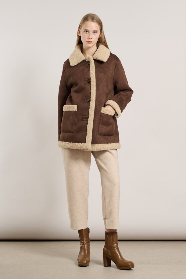 "25WT" 리버시블 페이크무스탕 - DARK BROWN A5WBF84275는 여성용 아우터로, 가을과 겨울에 따뜻하게 입을 수 있는 무스탕입니다. 다크 브라운 컬러의 무지 디자인으로, 캐주얼, 미니멀, 클래식 스타일을 연출하기 좋습니다. 부드러운 촉감의 인조 가죽과 퍼 소재를 사용하여 두꺼운 두께감을 자랑하며, 리버시블 디자인으로 다양한 스타일을 연출할 수 있습니다. 크롭 기장에 버튼 여밈 방식, 긴 소매와 레귤러핏으로 편안하게 착용 가능하며 페이크퍼 디테일이 돋보입니다.