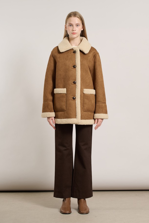 [25WT] 리버시블 페이크무스탕 - BROWN A5WBF84274는 여성용 아우터로, 가을과 겨울에 따뜻하게 착용할 수 있는 무스탕입니다. 브라운 컬러의 무지 디자인으로 캐주얼, 클래식, 미니멀 스타일을 연출하기 좋습니다. 안감은 페이크 퍼로 제작되어 포근함을 더하며, 리버시블 디자인으로 다양한 스타일을 연출할 수 있습니다. 레귤러핏과 버튼 여밈 방식, 긴 소매 기장으로 편안함과 스타일을 모두 갖췄습니다. 인조가죽과 스웨이드 소재로 제작되어 부드러운 촉감을 선사하는 두꺼운 두께감의 무스탕입니다.
