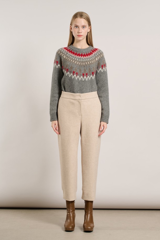 [25WT] 니트블록 팬츠 - LIGHT BEIGE A5WAP32871는 부드러운 촉감의 니트 소재로 제작된 여성용 긴 바지입니다. 가을, 겨울 시즌에 어울리는 두꺼운 두께감으로 따뜻하게 착용할 수 있으며, 일상에서 편안하게 즐길 수 있는 캐주얼 스타일의 제품입니다. 라이트 베이지 컬러의 무지 디자인에 레귤러핏으로 제작되어 베이직하면서도 미니멀한 분위기를 연출합니다. 허리 밴딩 처리와 니트 블록 디테일이 특징이며, 집콕룩으로도 활용하기 좋은 아이템입니다.
