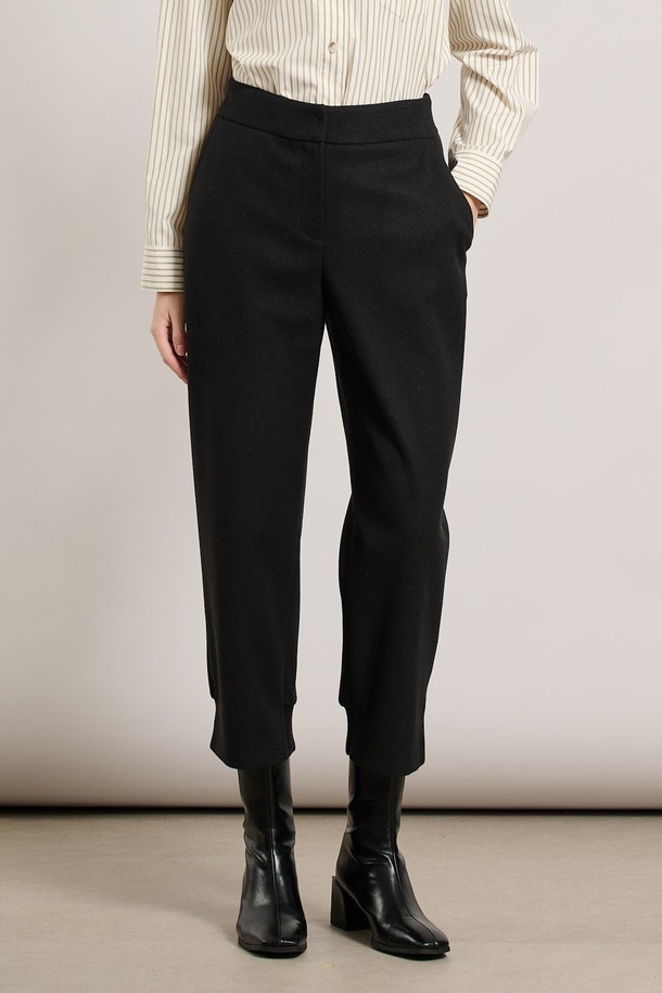 [25WT] 니트블록 팬츠 - BLACK A5WAP32899는 부드러운 니트 소재로 제작되어 편안한 착용감을 선사하는 여성용 니트 팬츠입니다. 가을과 겨울에 적합하며, 베이직하고 미니멀한 스타일을 연출합니다. 허리 밴딩 처리로 활동성을 높였으며, 스트레이트 또는 레귤러 핏으로 떨어지는 긴 기장의 디자인입니다. 무지 패턴에 니트 블록 디테일이 더해져 포인트를 주며, 출근룩과 집콕룩 모두 활용 가능합니다. 기본에 충실한 디자인으로 미니멀, 클래식, 캐주얼 등 다양한 스타일을 소화할 수 있습니다.
