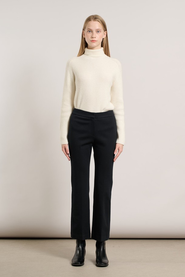 [25WT] 기모 부츠컷 팬츠 - BLACK A5WAP38399는 여성용 부츠컷 기모 바지입니다. 가을과 겨울에 입기 좋은 두꺼운 두께감으로, 부드러운 촉감과 레귤러핏을 제공합니다. 톤온톤 블랙 컬러에 무지 디자인으로, 출근룩, 클래식, 미니멀, 캐주얼 스타일을 모두 소화할 수 있습니다. 밴딩 없이 허리 라인을 잡아주어 깔끔한 실루엣을 연출하며, 일상복으로 활용하기 좋습니다.
