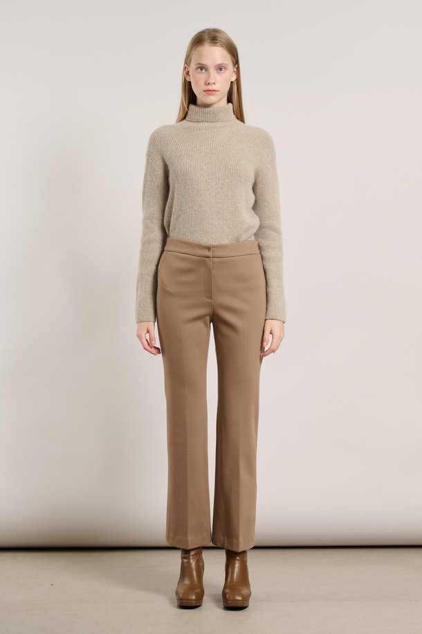 [25WT] 기모 부츠컷 팬츠 - 다크 베이지 A5WAP38373는 부드러운 촉감의 기모 소재로 제작되어 가을과 겨울에 따뜻하게 입을 수 있는 여성용 부츠컷 팬츠입니다. 다크 베이지 색상에 무지 디자인으로 어떤 스타일에도 잘 어울리는 베이직한 아이템입니다. 레귤러핏으로 편안하게 착용 가능하며, 두꺼운 두께감으로 보온성을 높였습니다. 클래식, 미니멀, 캐주얼 등 다양한 스타일을 연출할 수 있어 활용도가 높습니다. 일상복으로 편안하게 즐겨 입기 좋습니다.
