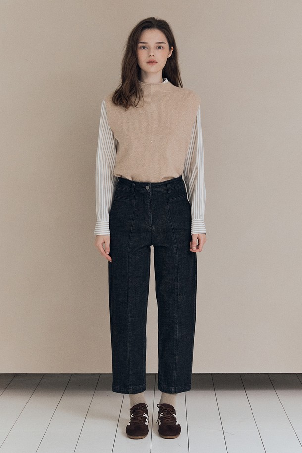 [25WT] 배기핏 기모 데님 팬츠 - CHARCOAL GRAY A5WAP35598는 포근함과 스타일을 동시에 만족시키는 여성용 데님 팬츠입니다. 톤 다운된 차콜 그레이 컬러에 캐주얼하고 미니멀한 스타일을 더해 출근룩으로도 손색없습니다. 두꺼운 두께감의 데님 소재와 부드러운 기모 안감으로 따뜻하고 편안한 착용감을 선사합니다. 배기핏 디자인으로 자연스러운 실루엣을 연출하며, 가을, 겨울 시즌에 활용하기 좋습니다. 데일리룩에 포인트를 더해줄 무지 패턴의 긴 기장 데님 팬츠입니다.
