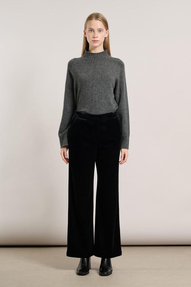 따뜻한 기모 안감으로 포근함을 더한 [25WT] 기모 슬림일자핏 팬츠 - BLACK A5WAP32799입니다. 쌀쌀한 가을, 겨울 시즌에 안성맞춤이며, 베이직하고 미니멀한 스타일로 다양한 상의와 매치하기 좋습니다. 부드러운 촉감과 두꺼운 두께감으로 편안한 착용감을 선사하며, 슬림핏과 일자핏의 조화로 다리 라인을 더욱 슬림하게 연출해줍니다. 깔끔한 무지 디자인에 블랙 컬러로, 출근룩은 물론 데일리룩으로도 활용 가능한 실용적인 아이템입니다.
