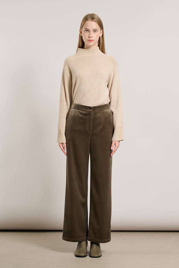 따뜻하고 포근한 착용감의 여성 기모 슬림일자핏 팬츠입니다. 부드러운 촉감의 기모 안감으로 가을, 겨울철에도 따뜻하게 착용할 수 있습니다. 베이직하고 캐주얼한 스타일로 일상에서 편안하게 활용하기 좋으며, 슬림핏 디자인으로 다리 라인을 더욱 슬림하게 연출해 줍니다. 카키 컬러의 무지 디자인으로 다양한 상의와 쉽게 매치하여 미니멀, 캐주얼, 클래식 스타일을 연출할 수 있습니다. 두께감 있는 소재로 보온성을 높여 추운 날씨에도 따뜻함을 유지해 줍니다.
