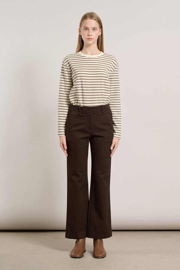 세련된 무드를 연출하는 [25WT] 세미 부츠컷 팬츠 - 다크 브라운 A5WAP32675입니다. 울 소재로 제작되어 부드러운 촉감과 두꺼운 두께감으로 가을, 겨울 시즌에 따뜻하게 착용하기 좋습니다. 세미 부츠컷 실루엣이 다리 라인을 더욱 슬림 해 보이게 하며, 베이직하고 클래식한 디자인으로 오피스룩, 출근룩, 모임룩 등 다양한 TPO에 활용 가능합니다. 미니멀하고 시크한 스타일을 완성해 보세요.
