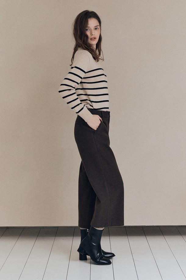 [25WT] 윈터 와이드 팬츠 - DARK BROWN A5WAP32475는 겨울철 우아함과 따뜻함을 선사하는 여성용 와이드 팬츠입니다. 다크 브라운 컬러의 울 소재로 제작되어 베이직하면서도 고급스러운 분위기를 연출합니다. 넉넉한 와이드 핏과 긴 기장으로 편안한 착용감을 제공하며, 출근룩, 오피스룩, 모임룩 등 다양한 TPO에 활용 가능합니다. 클래식, 미니멀, 시크 스타일을 즐겨 입는 분들께 추천하는 필수 아이템입니다. 두꺼운 두께감으로 겨울 추위에도 끄떡없이 따뜻하게 입을 수 있습니다.
