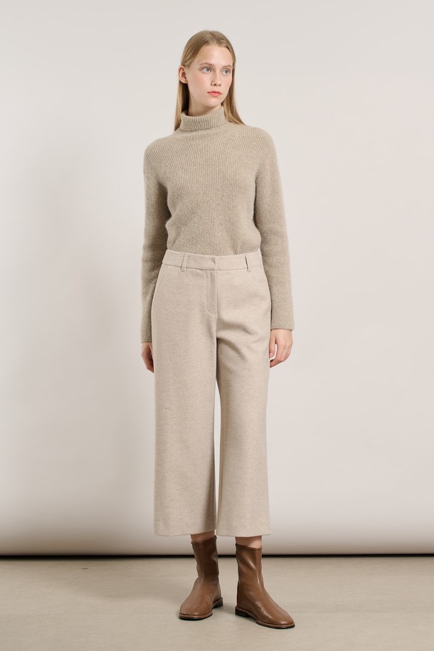 [25WT] 윈터 와이드 팬츠 - M BEIGE A5WAP32472는 여성용 와이드 핏 팬츠입니다. 베이직한 스타일과 무지 디자인으로, 출근룩, 미니멀, 클래식, 캐주얼 스타일에 적합합니다. 겨울 계절에 어울리며, 긴 기장의 베이지색 바지로 따뜻하고 편안한 착용감을 제공합니다.
