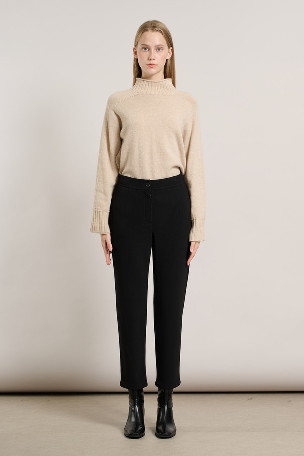 **[25WT] 뒤밴드 기모 팬츠 - BLACK A5WBP34099**는 여성용 기모 팬츠로, 가을과 겨울에 따뜻하게 착용하기 좋습니다. 부드러운 촉감의 기모 안감과 레귤러핏으로 편안한 착용감을 선사하며, 뒷밴딩 디자인으로 활동성을 높였습니다. 무지 디자인에 블랙 컬러로 어떤 상의와도 매치하기 쉬워 미니멀, 클래식, 캐주얼 등 다양한 스타일을 연출할 수 있습니다. 두께감이 있어 보온성이 뛰어나 일상생활에서 활용하기 좋은 아이템입니다.
