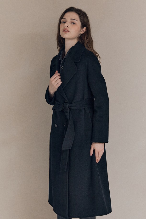 [25WT] 핸드메이드 더블 코트 - BLACK A5WBH83199는 여성 고객을 위한 아우터입니다. 가을과 겨울에 어울리는 블랙 컬러의 롱 기장 더블 코트로, 미니멀하고 클래식한 스타일을 연출합니다. 울 소재로 제작되어 두꺼운 두께감을 자랑하며, 핸드메이드 특유의 고급스러움과 벨트 디테일로 포인트를 더했습니다. 출근룩, 오피스룩, 모임룩 등 다양한 TPO에 활용 가능하며, 시크하고 세련된 스타일을 완성해 줍니다. 레귤러핏으로 제작되어 편안한 착용감을 선사합니다.
