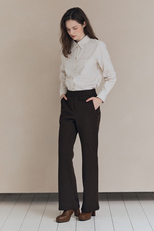 [25WT] 부츠컷 코듀로이 - BROWN A5WAG39174는 여성의 가을, 겨울 스타일을 책임질 코듀로이 팬츠입니다. 부드러운 촉감의 두꺼운 코듀로이 소재로 제작되어 따뜻하고 편안한 착용감을 선사합니다. 브라운 컬러의 무지 디자인에 하이웨스트, 레귤러핏, 부츠컷으로 떨어지는 핏이 다리 라인을 더욱 길어 보이게 합니다. 캐주얼, 베이직, 클래식, 미니멀 스타일을 소화하기 좋으며, 일상복으로 활용하기 좋습니다.
