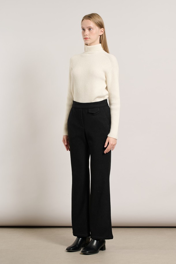 [25WT] 부츠컷 코듀로이 - BLACK A5WAG39199는 여성용으로 제작된 블랙 컬러의 코듀로이 팬츠입니다. 가을, 겨울 시즌에 어울리는 두꺼운 두께감의 긴 기장 바지로, 베이직하고 캐주얼한 스타일을 연출합니다. 레귤러핏 부츠컷 디자인으로 출근룩이나 모임룩에 활용하기 좋으며, 캐주얼, 클래식, 미니멀 스타일을 즐겨 입는 분들께 추천합니다. 무지 패턴의 코듀로이 소재로 제작되어 부드러운 촉감을 선사합니다. 밴딩 처리가 없는 디자인입니다.
