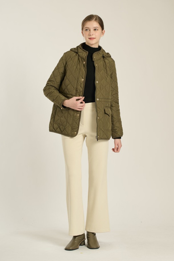 [25WT] 스트링 후드 퀼팅 베스트 - KHAKI (B5D9I17345)는 여성용 아우터, 베스트입니다. 가을과 겨울에 착용하기 적합하며, 캐주얼 스타일을 연출할 수 있습니다. 카키 컬러의 퀼팅 패턴, 크롭 기장, 집업 여밈 방식, 레귤러핏 디자인이 특징입니다. 부드러운 나일론 소재로 제작되었으며, 두꺼운 두께감과 민소매 디자인이 특징입니다. 후드와 스트링 디테일로 포인트를 더했습니다.
