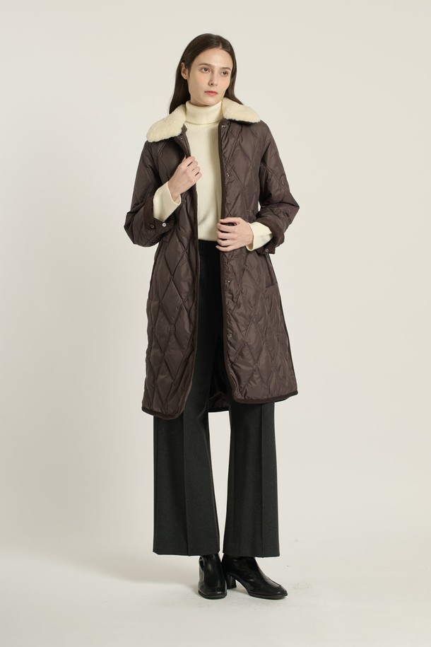 [25WT] 포우 퍼 카라 다운 - DARK BROWN B5D9F87375는 여성용 다운 점퍼입니다. 겨울철 일상복으로 적합하며, 베이직하고 캐주얼한 스타일을 연출합니다. 다크 브라운 컬러의 퀄팅 패턴이 돋보이며, 오버핏의 숏패딩으로 제작되었습니다. 부드러운 촉감의 나일론 소재와 두꺼운 두께감으로 따뜻함을 선사하며, 긴 소매와 집업 여밈 방식, 퍼 카라 디테일이 특징입니다. 안감은 패딩으로 되어 있습니다.
