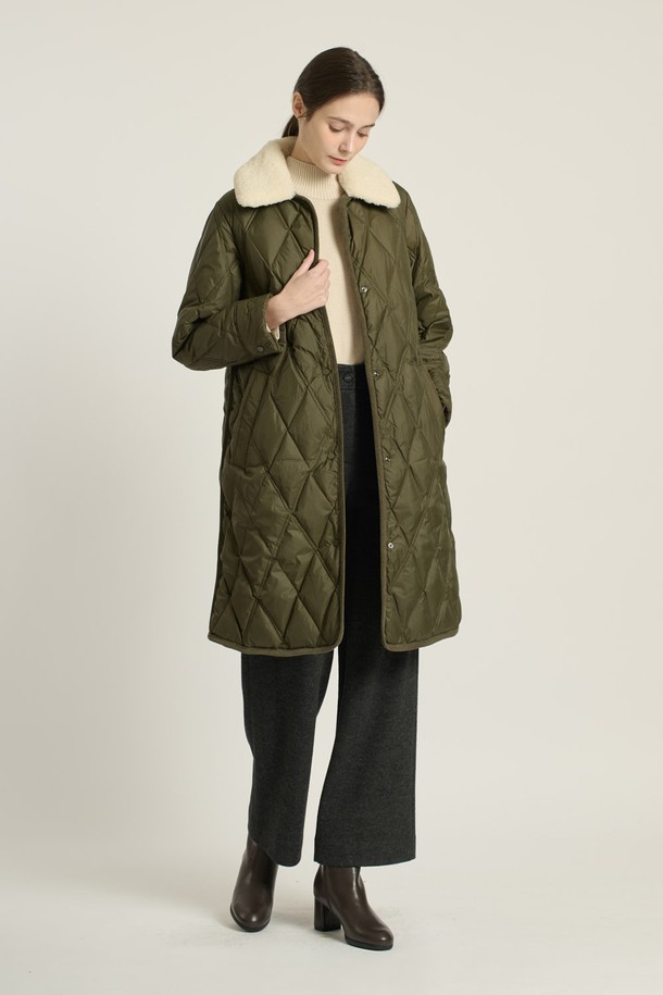 [25WT] 포우 퍼 카라 다운 - 카키 B5D9F87345는 여성용 다운점퍼입니다. 겨울철 캐주얼 스타일을 연출하기 좋으며, 오버핏과 퀄팅 패턴으로 편안하면서도 세련된 느낌을 줍니다. 두꺼운 두께감의 나일론 소재로 제작되었으며, 긴 소매와 퍼 카라 디테일이 특징입니다. 안감은 패딩 처리되어 보온성을 높였으며, 버튼 여밈 방식으로 간편하게 착용할 수 있습니다. 미니멀, 클래식 스타일을 선호하는 분들께 추천합니다.
