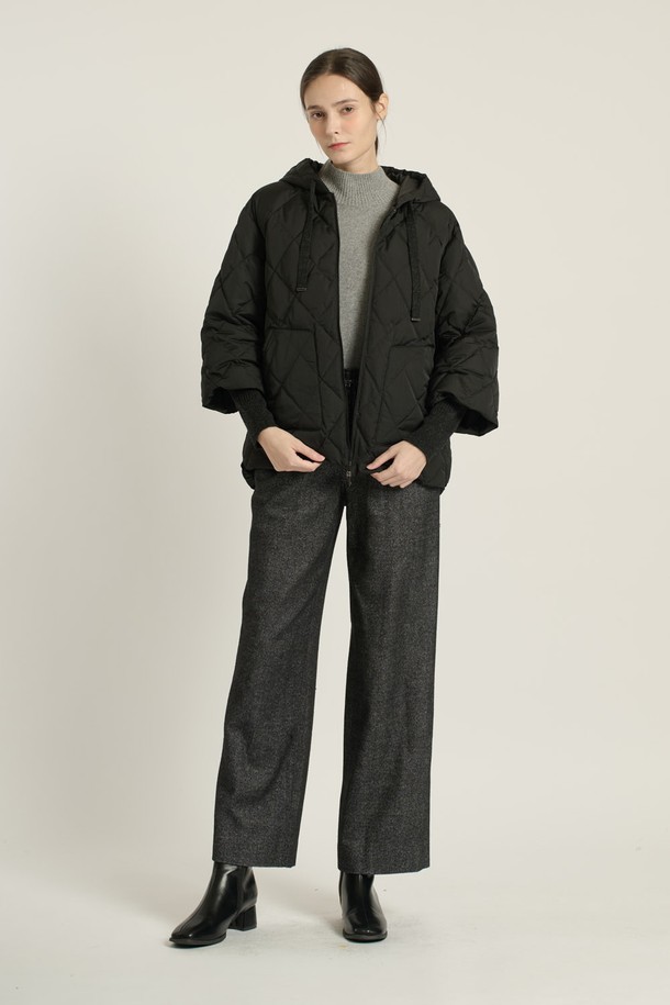 [25WT] 니트 배색 하프 기장 집업 다운 - BLACK B5D9F80799은 여성용 겨울 아우터입니다. 캐주얼 스타일의 블랙 컬러 무지 제품으로, 니트 배색이 포인트입니다. 두꺼운 두께감의 레귤러핏 다운 점퍼이며, 하프 기장과 긴 소매, 집업 여밈 방식이 특징입니다. 일상에서 편안하게 착용하기 좋은 스타일의 다운 자켓입니다.
