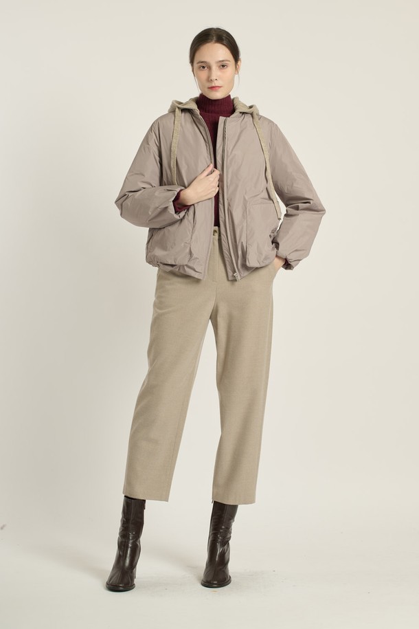 [25WT] 니트 후드 볼륨 구스다운 - LIGHT GRAY B5D9F80415는 여성용 아우터로, 겨울철 캐주얼룩을 위한 구스다운입니다. 라이트 그레이 컬러의 무지 디자인으로, 오버핏과 두꺼운 두께, 부드러운 촉감이 특징입니다. 후드 스타일의 긴 소매 집업 방식이며, 출근룩과 여행룩에 모두 활용 가능합니다. 캐주얼, 미니멀, 클래식 스타일을 즐겨 입는 분들께 추천합니다. 특히 볼륨감 있는 디자인이 돋보이는 제품입니다.
