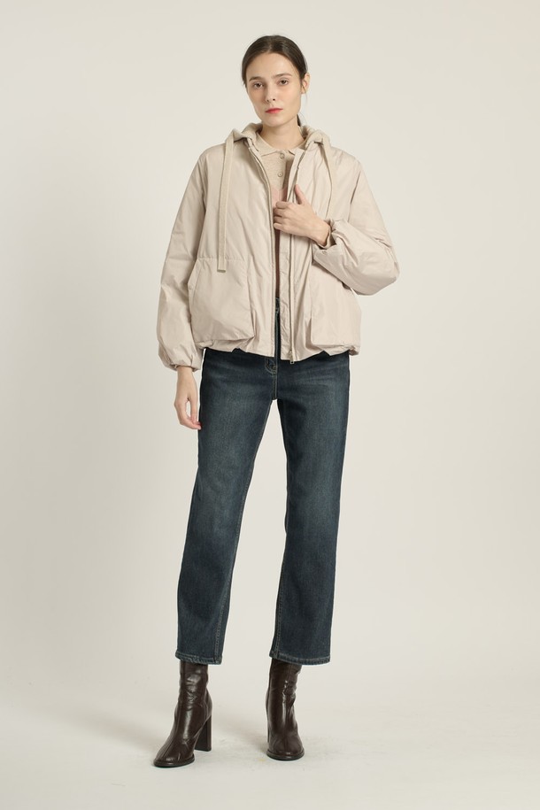 [25WT] 니트후드 볼륨 구스다운 - LIGHT BEIGE B5D9F80471는 여성용 아우터로, 겨울철 캐주얼 스타일을 연출하기에 좋은 구스다운 패딩입니다. 라이트 베이지 색상의 무지 디자인이며, 니트 후드가 달려 있어 포근한 느낌을 줍니다. 크롭 기장에 오버핏으로 디자인되어 트렌디한 스타일을 연출하며, 집업 방식으로 간편하게 착용할 수 있습니다. 부드러운 촉감과 두꺼운 두께감으로 뛰어난 보온성을 제공하여 여행룩, 캠핑룩 등 다양한 TPO에 활용 가능합니다. 미니멀, 고프코어 스타일을 선호하는 분들께 추천합니다.
