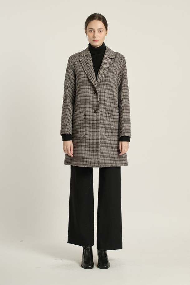 세련된 멀티 M 그레이 컬러의 [25WT] 싱글버튼 체크 핸드메이드 코트입니다. 부드러운 촉감과 두꺼운 두께감으로 겨울과 가을, 따뜻하고 포근하게 착용할 수 있습니다. 롱, 하프, 미디엄 기장으로 출시되어 다양한 스타일 연출이 가능하며, 루즈핏과 릴랙스핏으로 편안한 착용감을 선사합니다. 클래식, 모던, 세련된 무드를 동시에 느낄 수 있으며, 출근룩과 오피스룩에 활용하기 좋아 활용도가 높습니다. 체크 패턴과 싱글 코트 디자인이 만나 고급스러운 분위기를 더하며, 포켓과 보온성, 내구성까지 갖춘 실용적인 아이템입니다.
