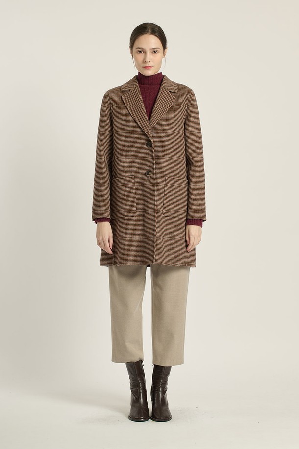 세련된 분위기를 연출하는 [25WT] 싱글 버튼 체크 핸드메이드 코트입니다. 부드러운 촉감의 모, 나일론, 울 혼방 소재로 제작되어 우수한 보온성을 자랑하며, 간절기부터 겨울까지 따뜻하게 착용할 수 있습니다. 넉넉한 루즈핏 실루엣과 미디엄 기장으로 편안하면서도 스타일리시하며, 클래식, 모던, 엘레강스 무드를 동시에 선사합니다. 베이지(M BEIGE) 컬러의 체크 패턴이 돋보이며, 오피스룩, 모임룩, 데이트룩 등 다양한 TPO에 활용 가능합니다. 앞면 포켓 2개로 실용성을 더한 핸드메이드 코트로, 미니멀, 시크 스타일을 즐기는 여성분들께 추천합니다.
