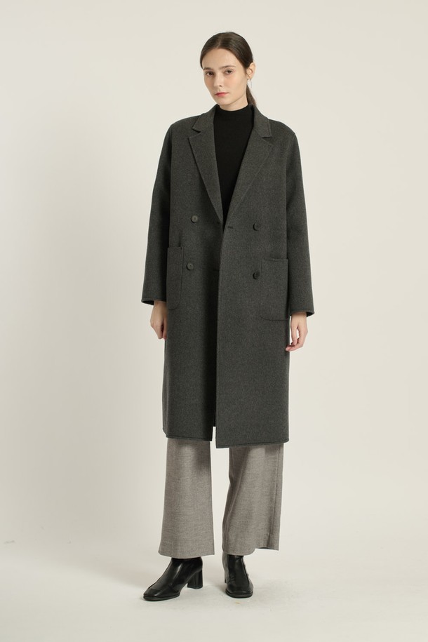 [25WT] 더블단추 핸드메이드 코트 - CHARCOAL GRAY (차콜 그레이) B5DAH82698는 여성스러운 출근룩, 오피스룩, 모임룩에 어울리는 코트입니다. 모던하고 세련된 스타일을 연출하며, 울, 캐시미어, 모 소재의 부드러운 촉감이 특징입니다. 롱 기장의 루즈핏으로 편안하게 착용 가능하며, 테일러드 카라와 큰 포켓 디테일이 돋보입니다. 차콜 그레이 색상으로 가을, 겨울 시즌의 클래식하고 시크한 룩을 완성해보세요. 더블 버튼 여밈 방식의 핸드메이드 코트입니다.
