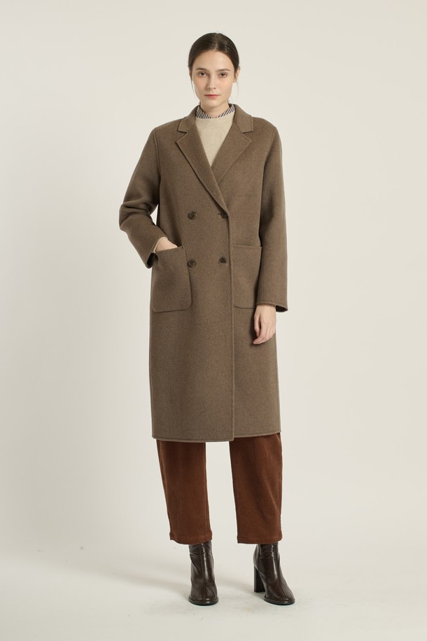 [25WT] 더블단추 핸드메이드 코트 - M BROWN B5DAH82679는 여성 고객을 위한 겨울 코트입니다. M BROWN과 CHARCOAL GRAY 두 가지 색상으로 제공되며, 롱 기장의 릴렉스핏으로 편안하게 착용 가능합니다. 부드러운 촉감의 모, 캐시미어, 폴리에스테르 혼방 소재로 제작되어 따뜻함을 선사합니다. 클래식, 우아함, 모던, 베이직 스타일을 아우르며, 오피스룩, 모임룩, 데이트룩 등 다양한 TPO에 활용할 수 있습니다. 
더블브레스트 디자인과 포켓 디테일이 돋보이는 핸드메이드 코트로, 시크하고 미니멀한 스타일을 연출합니다.
