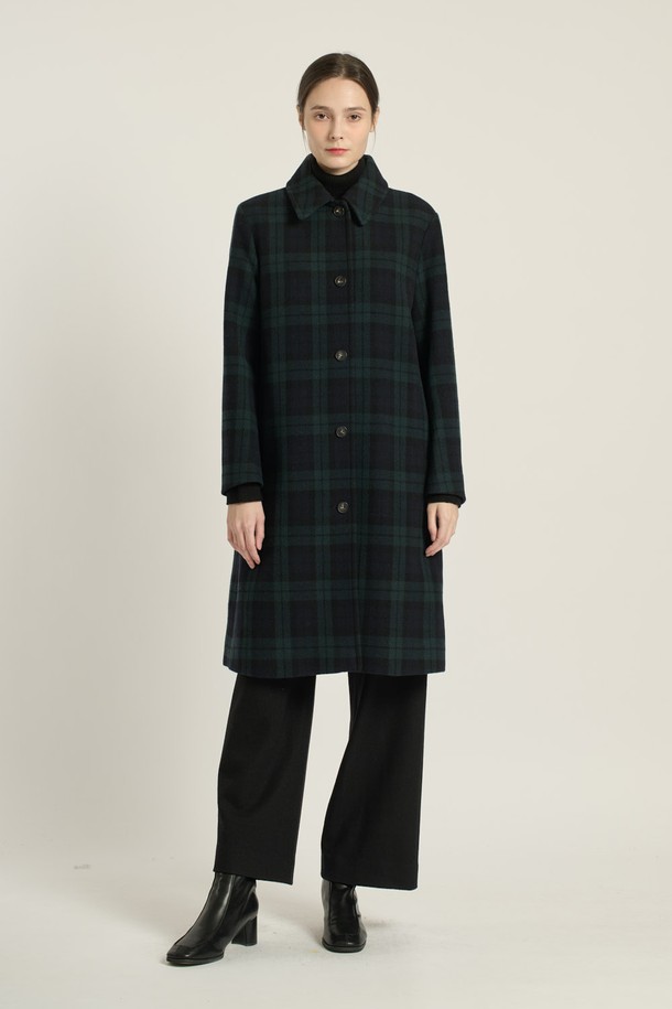 세련된 DARK GREEN 컬러의 [25WT] 스텐카라 클래식 체크 코트입니다. 모던하고 고급스러운 디자인으로, 겨울, 간절기, 가을 시즌에 활용하기 좋습니다. 슬림핏 또는 레귤러핏으로 연출 가능하며, 싱글 버튼 여밈과 스텐카라 디자인이 특징입니다. 데이트룩, 오피스룩, 모임룩 등 다양한 TPO에 맞춰 클래식, 미니멀, 시크한 스타일을 연출해보세요. 롱 또는 미디엄 기장으로, 체크 패턴과 포켓 디테일이 돋보이는 여성 코트입니다.
