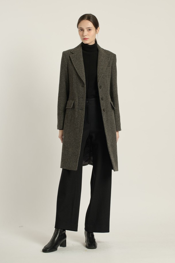 [25WT] 헤링본 롱 코트 - CHARCOAL GRAY (차콜 그레이) B5DAH82998은 여성용 아우터 코트입니다. 가을, 겨울 시즌에 어울리는 두꺼운 두께감의 롱 기장 싱글 코트로, 클래식, 모던, 우아한, 베이직한 스타일을 연출합니다. 챠콜 그레이와 카키 브라운 두 가지 색상으로 출시되었으며, 헤링본 패턴에 테일러드 칼라, 플랩 포켓, 소매 버튼 디테일이 특징입니다. 부드러운 촉감의 모, 울, 나일론 혼방 소재로 제작되어 출근룩, 오피스룩, 모임룩 등 다양한 TPO에 활용 가능하며, 클래식, 미니멀, 시크한 스타일을 완성합니다. 레귤러핏으로 제작되어 편안한 착용감을 선사합니다.
