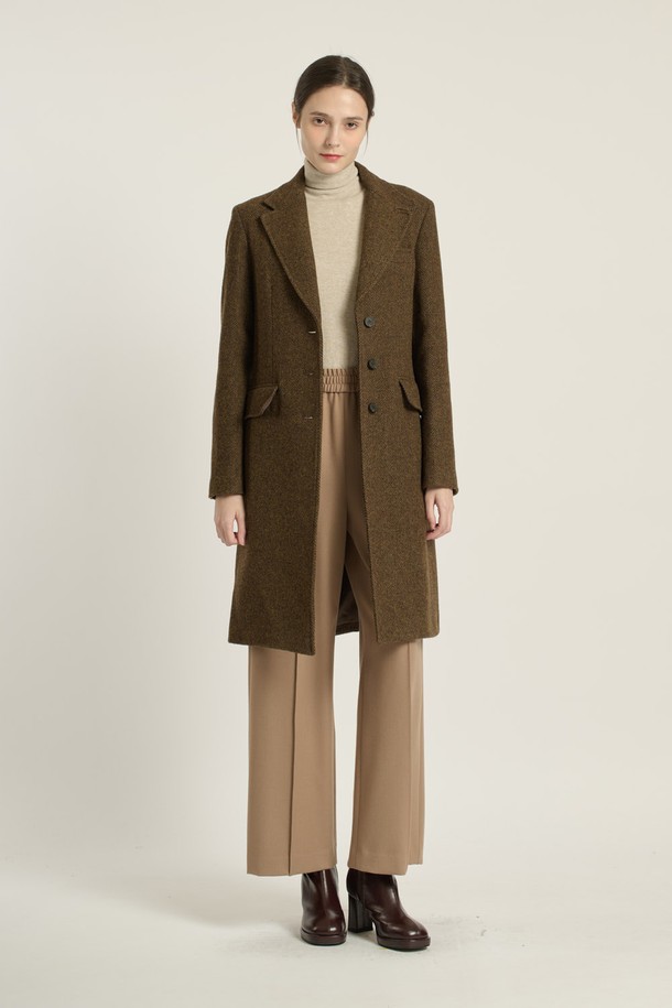 세련된 헤링본 패턴의 [25WT] 헤링본 롱 코트 - 카키 브라운 B5DAH82985는 여성스러운 라인을 살려주는 슬림핏 싱글 코트입니다. 울, 나일론, 폴리에스테르, 폴리우레탄 혼방 소재로 제작되어 부드러운 촉감과 적당한 두께감으로 가을, 겨울 시즌에 착용하기 좋습니다. 긴 소매 기장과 플랩 포켓 디테일, 안감 처리가 되어 있어 클래식하면서도 모던한 무드를 연출합니다. 출근룩, 오피스룩, 모임룩 등 다양한 TPO에 활용 가능하며, 미니멀, 시크 스타일을 즐기는 분들께 추천합니다. 색상은 카키 브라운과 차콜 그레이 두 가지로 출시되었습니다.
