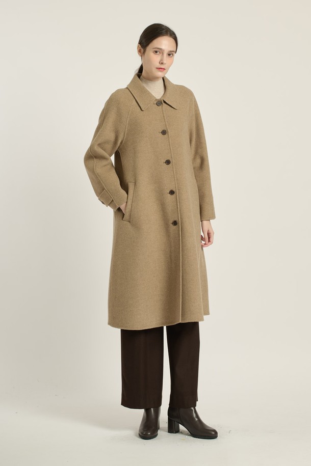 [25WT] 스탠카라 래글런 핸드메이드 코트는 여성 고객을 위한 아우터입니다. M BEIGE 컬러의 무지 디자인으로, 가을과 겨울에 우아하고 고급스러운 스타일을 연출합니다. 롱 또는 미디엄 기장의 여유 있는 루즈핏으로, 출근룩, 오피스룩, 모임룩 등 다양한 TPO에 활용 가능합니다. 부드러운 촉감의 모, 레이온 혼방 소재에 두꺼운 두께감으로 보온성을 높였으며, 래글런 소매와 스탠카라 디자인이 특징입니다. 싱글 버튼 여밈 방식으로 클래식하고 미니멀한 시크 스타일을 완성합니다.
