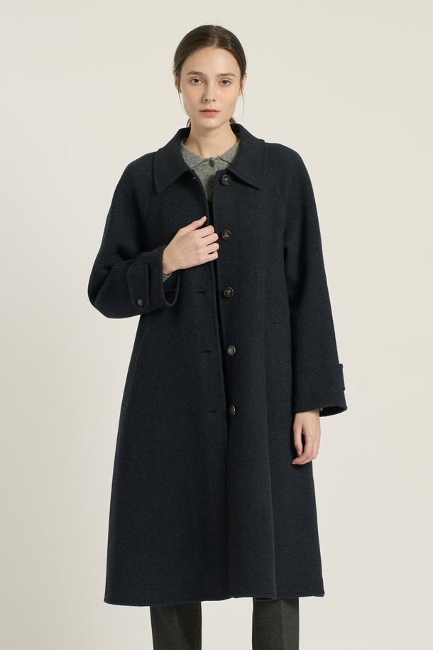 [25WT] 스탠카라 래글런 핸드메이드 코트 - NAVY B5DAH82455는 여성용 아우터로, 가을과 겨울에 착용하기 좋은 롱 기장의 핸드메이드 코트입니다. 네이비 및 베이지 색상으로 출시되었으며, 클래식, 우아함, 모던 스타일을 연출할 수 있습니다. 울과 모 소재를 사용하여 부드러운 촉감을 선사하며, 싱글 버튼, 벨트, 래글런 소매 디테일이 특징입니다. 루즈핏과 릴랙스핏으로 편안한 착용감을 제공하며, 오피스룩, 출근룩, 모임룩 등 다양한 TPO에 활용 가능합니다.
