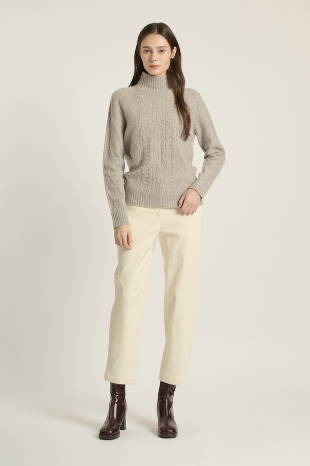 [25WT] 헤어리 케이블 풀오버 - OYSTER (B5DBK42886)는 부드러운 촉감의 양모, 알파카, 나일론 혼방 소재로 제작된 여성용 터틀넥 니트 스웨터입니다. 겨울 시즌에 어울리는 두꺼운 두께감과 레귤러핏 디자인으로, 클래식하고 우아한 스타일을 연출합니다. 케이블 패턴과 긴 소매는 포멀, 캐주얼, 일상 등 다양한 TPO에 활용 가능하며, 오피스룩, 모임룩, 데이트룩에 모두 잘 어울립니다. OYSTER 컬러는 세련된 분위기를, DARK RED 컬러는 따뜻한 느낌을 더합니다. 미니멀하면서도 클래식한 디자인으로 폭넓은 스타일링이 가능한 아이템입니다.
