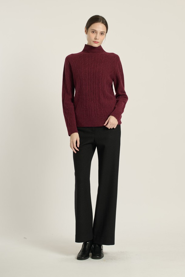 [25WT] 헤어리 케이블 풀오버 - DARK RED (B5DBK42825)는 여성용 상의 니트/스웨터로, 톤 다운된 다크 레드와 오이스터 두 가지 색상으로 출시되었습니다. 부드러운 양모, 알파카, 나일론 혼방 소재에 케이블 패턴이 돋보이며, 두께감 있는 긴소매 디자인으로 겨울과 간절기에 따뜻하게 착용할 수 있습니다. 레귤러 핏과 하프넥, 모크넥 등 다양한 스타일로 연출 가능하며, 캐주얼, 우아함, 세련됨을 동시에 느낄 수 있습니다. 레귤러 기장으로 제작되어 다양한 하의와 매치하기 용이합니다.
