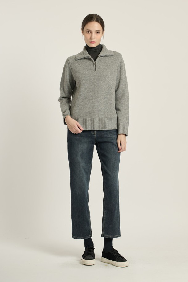 [25WT] 하이넥 반집업 풀오버 - MULTI M GRAY (멀티 M 그레이) B5DAK41397는 여성 의류 상의로, 겨울철 따뜻함과 스타일을 동시에 잡을 수 있는 니트/스웨터입니다. 모, 울, 니트 소재 혼방으로 부드러운 촉감과 보온성을 제공하며, 레귤러 기장의 하이넥 반집업 디자인이 특징입니다. 내추럴핏과 레귤러핏으로 편안한 착용감을 선사하며, 무지 또는 골지 패턴으로 다양한 스타일 연출이 가능합니다. "LIGHT BEIGE" (라이트 베이지) 색상도 있으며, 출근룩이나 모임룩, 어떤 TPO에도 클래식, 미니멀, 캐주얼 무드로 활용하기 좋습니다.
