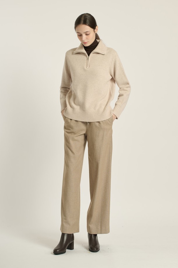 [25WT] 하이넥 반집업 풀오버 - LIGHT BEIGE (라이트 베이지) B5DAK41371는 여성용 니트/스웨터 상의입니다. 부드러운 모 소재로 제작되어 겨울철에도 따뜻하게 착용할 수 있습니다. 하이넥과 반집업 디자인으로 보온성을 높였으며, 레귤러핏과 긴소매 기장으로 편안한 착용감을 제공합니다. 라이트 베이지 색상의 무지 패턴으로 모던, 베이직, 캐주얼 스타일을 연출하기 좋으며, 출근룩과 모임룩, 클래식한 스타일에도 잘 어울립니다. 두꺼운 두께감으로 포근함을 더했습니다.
