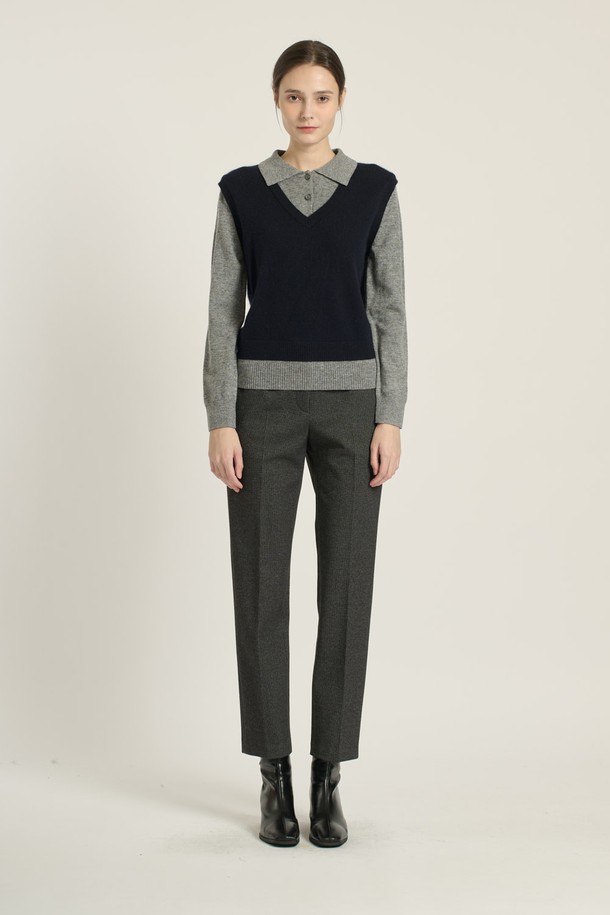 세련된 무드의 여성 레이어드 카라 풀오버입니다. 부드러운 촉감의 모, 나일론, 아크릴, 레이온, 라군 혼방 소재로 제작되어 가을, 겨울, 봄 시즌에 따뜻하게 착용할 수 있습니다. 베이직핏과 트렌디한 핏을 모두 갖춘 디자인으로, 캐주얼, 클래식, 미니멀 스타일 연출에 용이하며 출근룩, 데이트룩, 모임룩 등 다양한 TPO에 활용 가능합니다. MULTI M GRAY, LIGHT BEIGE 두 가지 색상 옵션으로 만나보세요. 
