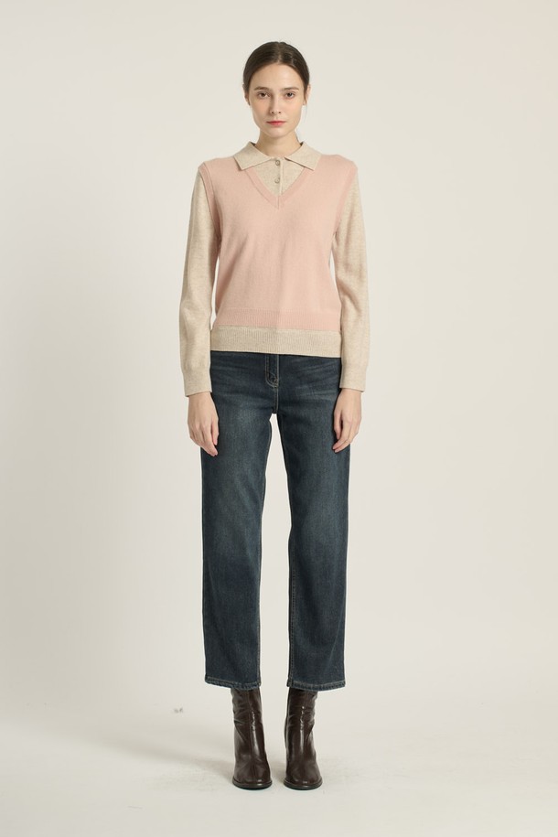 [25WT] 레이어드 카라 풀오버 - 라이트 베이지 B5DAK41271는 여성용 니트/스웨터 상의입니다. 라이트 베이지를 포함한 다양한 컬러 옵션으로 제공되며, 캐주얼 및 일상 스타일을 위한 완벽한 아이템입니다. 봄, 가을, 겨울 계절에 착용 가능하며, 레귤러 핏과 긴소매 디자인으로 편안한 착용감을 선사합니다. 울, 모, 나일론 등 고급 소재 혼방으로 제작되어 부드러운 촉감을 자랑하며, 레이어드, 리브 디테일, 배색 디자인으로 세련된 포인트를 더했습니다. 브이넥 또는 카라넥으로 연출할 수 있으며, 캐주얼, 베이직, 클래식, 세련된, 고급스러운 스타일을 모두 아우르는 팔색조 매력을 지닌 풀오버입니다.
