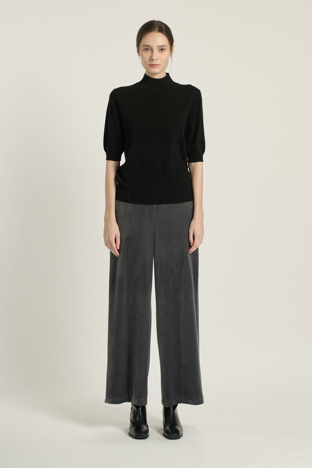 [25WT] 프린세스라인 하프슬리브 풀오버 - BLACK B5DAK31199는 여성스러운 실루엣을 연출하는 하프 슬리브 풀오버입니다. 블랙과 레드의 두 가지 색상으로 출시되었으며, 모 소재로 제작되어 부드러운 촉감을 선사합니다. 하프넥 디자인에 레귤러핏으로 제작되어 편안하면서도 세련된 스타일을 연출합니다. 봄, 가을, 겨울 모두 착용 가능하며, 출근룩과 모임룩 모두에 활용할 수 있는 클래식하고 미니멀한 디자인입니다. 5부 소매 기장으로 간절기에도 적합하며, 무지 패턴으로 다양한 하의와 매치하기 용이합니다.
