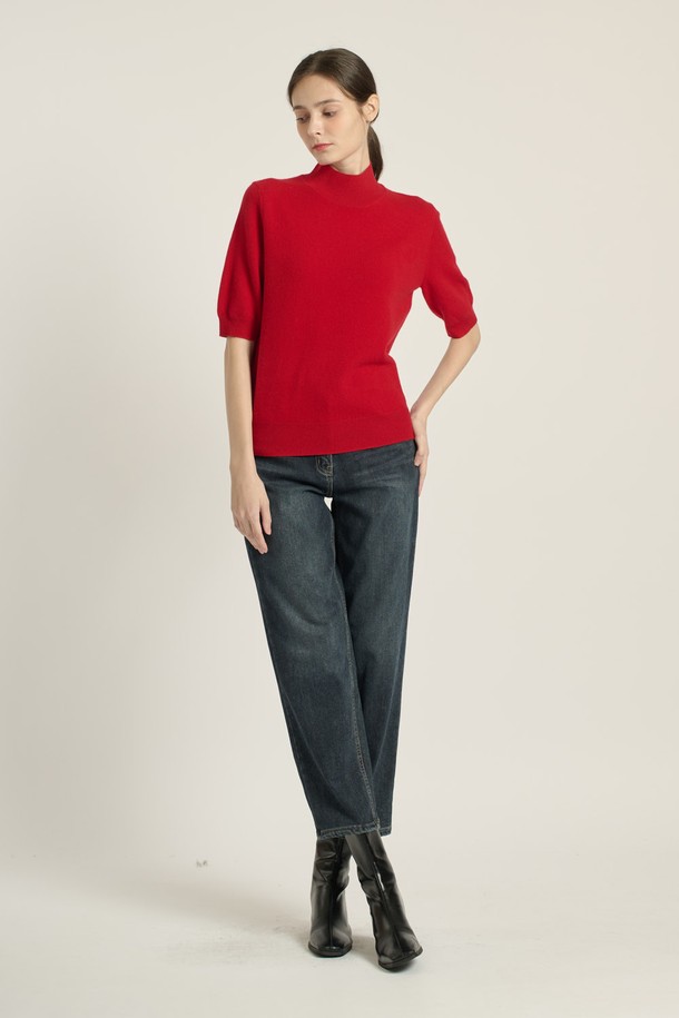 [25WT] 프린세스라인 하프슬리브 풀오버 - RED B5DAK31124는 여성스러운 실루엣을 연출하는 하프 슬리브(반소매) 풀오버입니다. 부드러운 모 소재로 제작되어 봄, 가을, 겨울 시즌에 착용하기 좋으며, 일상, 데일리룩은 물론 출근룩, 모임룩까지 소화 가능한 활용도 높은 아이템입니다. 레귤러 핏에 하프넥 디자인으로 우아하고 세련된 분위기를 더하며, 솔리드(무지) 패턴으로 미니멀하고 클래식한 스타일을 완성합니다. 다양한 하의와 매치하여 캐주얼하면서도 세련된 스타일을 연출해보세요.
