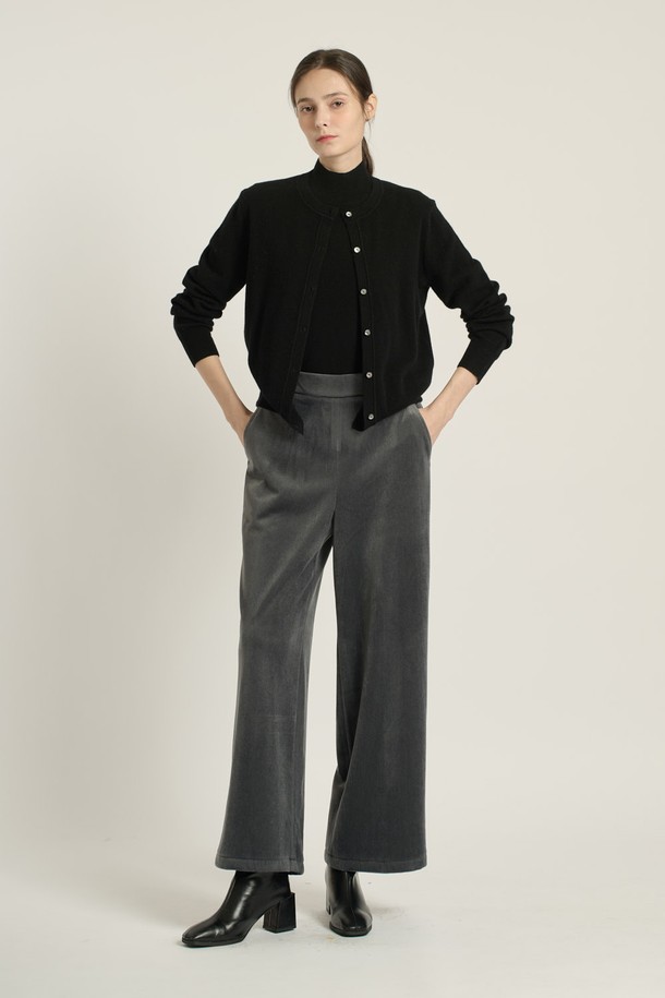 [25WT] 프린세스라인 가디건 - BLACK B5DAK21199는 여성스러운 실루엣을 연출하는 블랙 컬러의 가디건입니다. 부드러운 모(울) 소재로 제작되어 포근한 착용감을 선사하며, 라운드넥과 긴 소매 디자인으로 단정함을 더합니다. 슬림핏으로 떨어지는 프린세스라인과 싱글 버튼 디테일이 우아하고 세련된 분위기를 자아냅니다. 오피스룩과 모임룩은 물론, 일상에서도 폭넓게 활용할 수 있는 베이직 아이템입니다. 봄, 가을, 겨울, 간절기 모두 착용 가능합니다.
