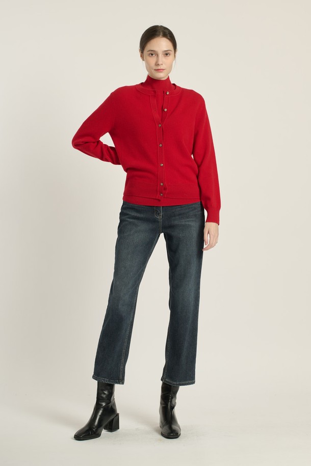 [25WT] 프린세스라인 가디건 - RED B5DAK21124는 여성 의류로, 부드러운 모 소재로 제작되어 봄, 가을, 겨울 모두 착용 가능한 제품입니다. 클래식하고 우아한 무드를 연출하며, 레귤러핏과 라운드넥 디자인으로 편안한 착용감을 제공합니다. 레드 컬러의 무지 패턴에 긴 소매 기장, 프린세스 라인과 리브 디테일, 그리고 나무 단추가 더해져 페미닌한 스타일을 완성합니다. 데이트룩, 모임룩, 출근룩 등 다양한 TPO에 활용 가능하며, 미니멀하고 클래식한 스타일을 선호하는 고객에게 적합합니다.
