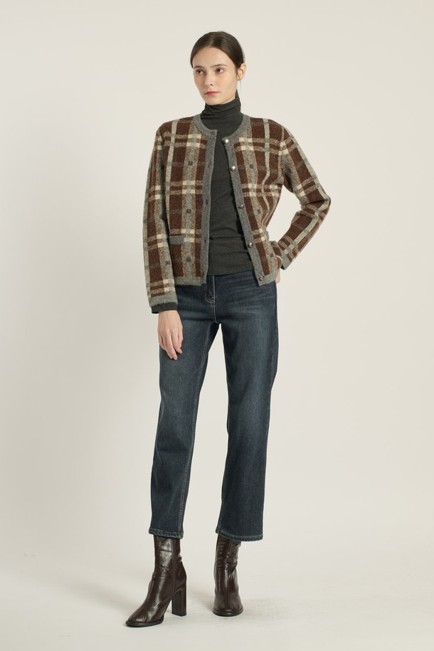 [25WT] 헤어리 체크 가디건 - BROWN B5DAK12174는 여성 의류로, 가을과 겨울에 어울리는 클래식하고 캐주얼한 스타일의 가디건입니다. 부드러운 촉감의 헤어리 소재에 체크 패턴이 돋보이며, 라운드넥과 싱글 버튼 여밈으로 디자인되었습니다. 브라운 컬러의 레귤러핏 가디건으로, 일상 및 비즈니스 캐주얼, 모임룩에 활용하기 좋습니다. 아크릴, 나일론, 모, 알파카, 폴리우레탄 혼방 소재로 제작되었으며, 긴 소매 기장을 갖추었습니다.
