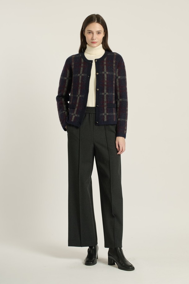 [25WT] 헤어리 체크 가디건 - NAVY(네이비) B5DAK12155는 여성스러운 분위기를 자아내는 가디건입니다. 부드러운 촉감의 아크릴, 나일론, 울, 폴리우레탄 혼방 소재로 제작되어 가을과 겨울에 따뜻하게 착용할 수 있습니다. 네이비와 브라운 컬러의 체크 패턴이 클래식하고 모던한 스타일을 연출하며, 레귤러 핏과 긴소매, 라운드넥 디자인으로 편안한 착용감을 선사합니다. 싱글 버튼과 금장 버튼, 포켓, 배색 디테일로 포인트를 더해 비즈니스 캐주얼, 모임룩, 데이트룩 등 다양한 TPO에 활용 가능합니다.
