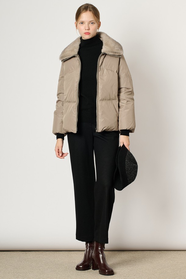 [25WT] 프리미엄 퍼 카라 숏 다운 - DARK BEIGE (다크 베이지) B5DAF83173는 여성스러운 스타일을 강조하는 겨울철 아우터입니다. 클래식하고 우아하며 고급스러운 무드를 연출하며, 모임룩에 적합합니다. 부드러운 촉감의 구스다운 충전재와 탈부착 가능한 밍크 퍼 카라가 특징이며, 숏 기장과 레귤러핏 디자인으로 편안한 착용감을 제공합니다. 다크 베이지와 네이비 두 가지 색상으로 출시되었으며, 소매 시보리와 밑단 스트링 조절 기능이 있어 보온성과 스타일을 모두 잡았습니다. 집업 방식으로 간편하게 입고 벗을 수 있습니다.
