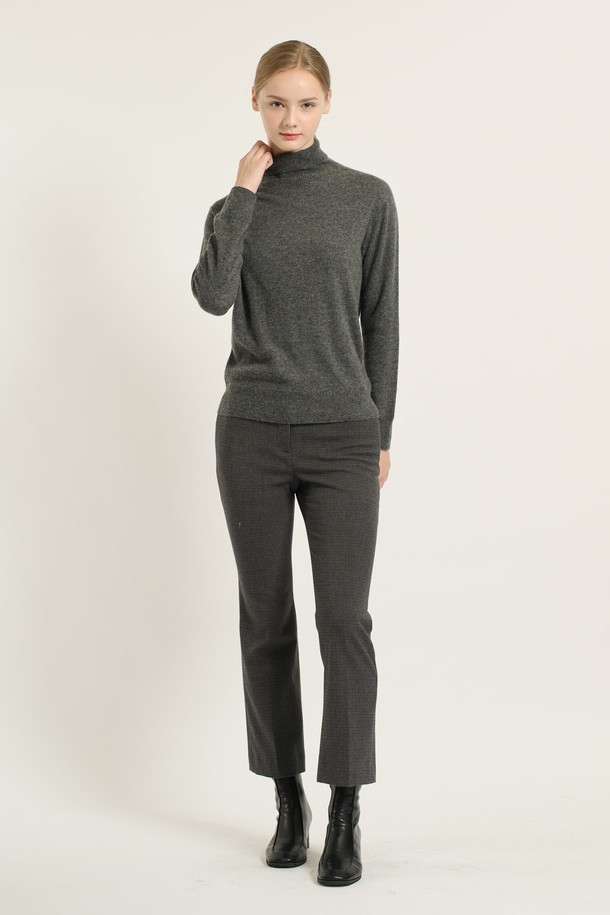 세련된 무드의 여성 터틀넥 풀오버입니다. [25WT] 멀티 M 그레이 B5DAK48197는 가을, 겨울 시즌에 어울리는 아이템으로, 모던, 캐주얼, 베이직, 클래식 스타일을 모두 아우릅니다. 레귤러핏에 긴소매, 무지 또는 보카시 패턴으로 디자인되어 있으며, 부드러운 촉감이 특징입니다. 나일론, 모, 레이온, 캐시미어 등 고급 소재를 사용하여 포근함과 편안함을 선사하며, 출근룩이나 데일리 룩으로 활용하기 좋습니다. 그레이, 블랙, 베이지 3가지 컬러로 출시되었습니다.
